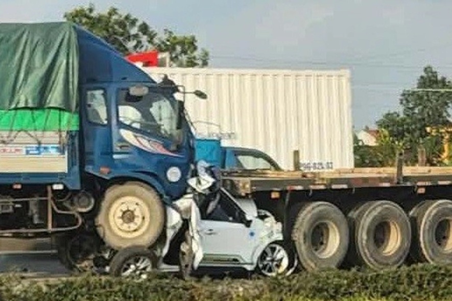 Vụ xe con bị "vò nát" trên QL5: Tài xế container chịu trách nhiệm ra sao?