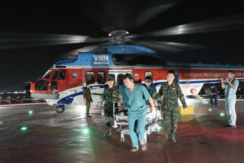 Thai phụ mất con ở Trường Sa được cấp cứu trên chuyến bay 14 giờ đặc biệt