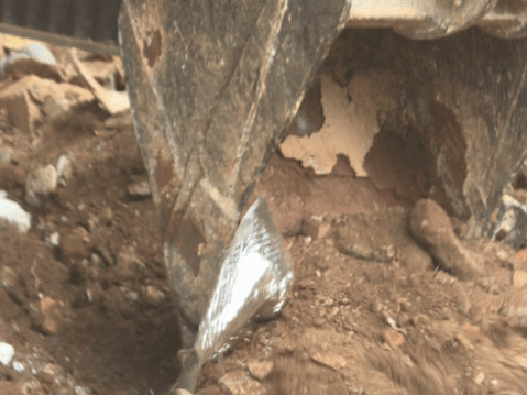 Công an sử dụng 4 chó nghiệp vụ cùng 2 xe múc xới đất tìm ma túy