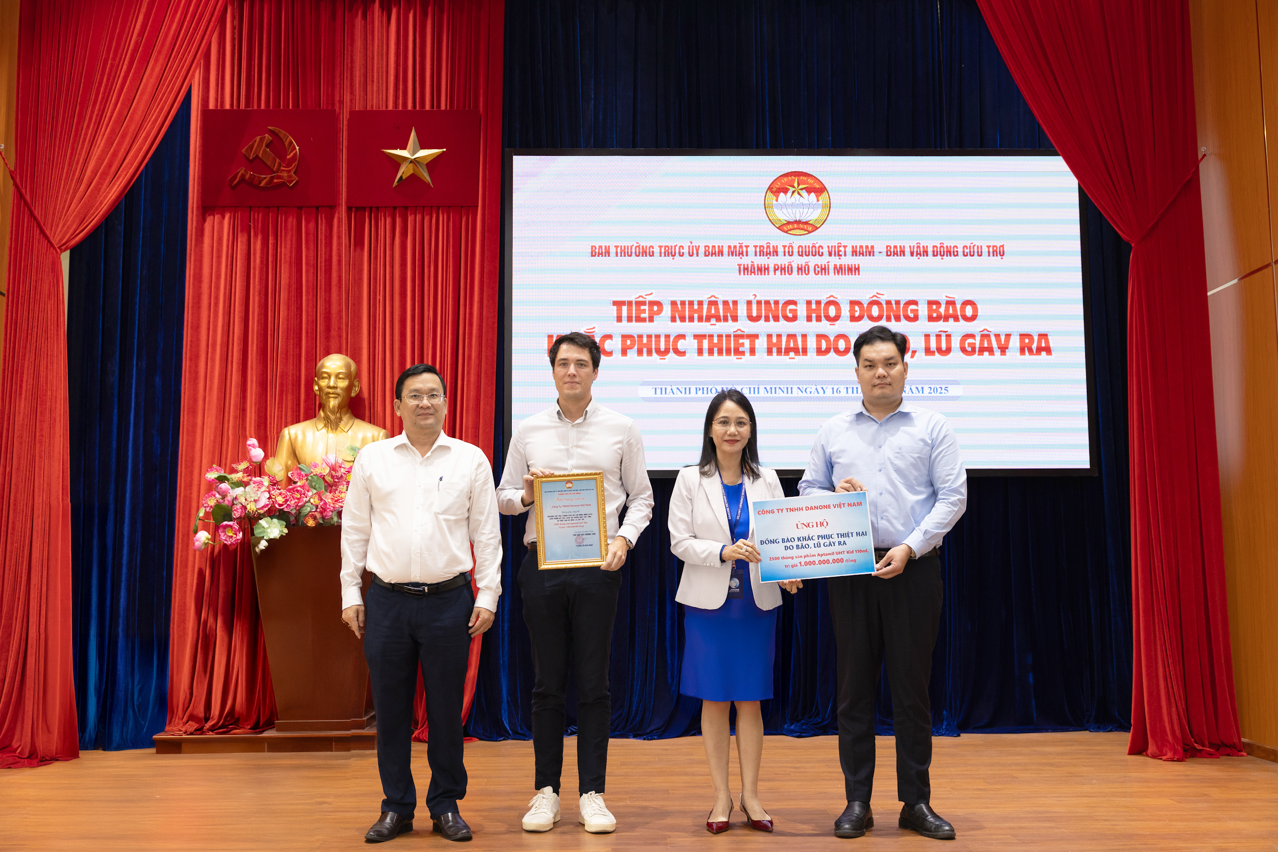 Danone Việt Nam trao tặng 90.000 hộp sữa Aptamil KID UHT cho trẻ em vùng lũ