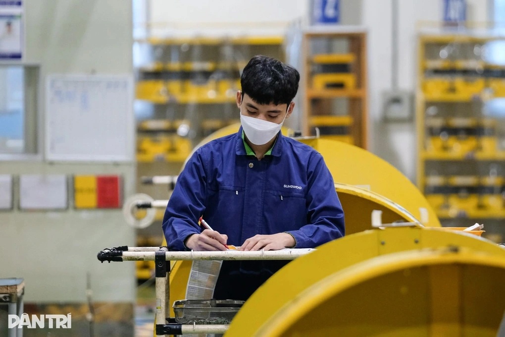 Hoàn thiện chính sách tiền lương hỗ trợ chuyển dịch lao động