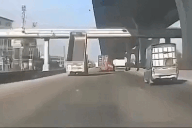 Tài xế quên hạ thùng xe ben, đâm sập cầu đi bộ