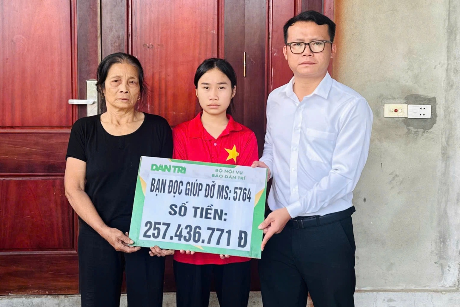 Bạn đọc Dân trí giúp đỡ nữ sinh và 4 em thơ hơn 257 triệu đồng