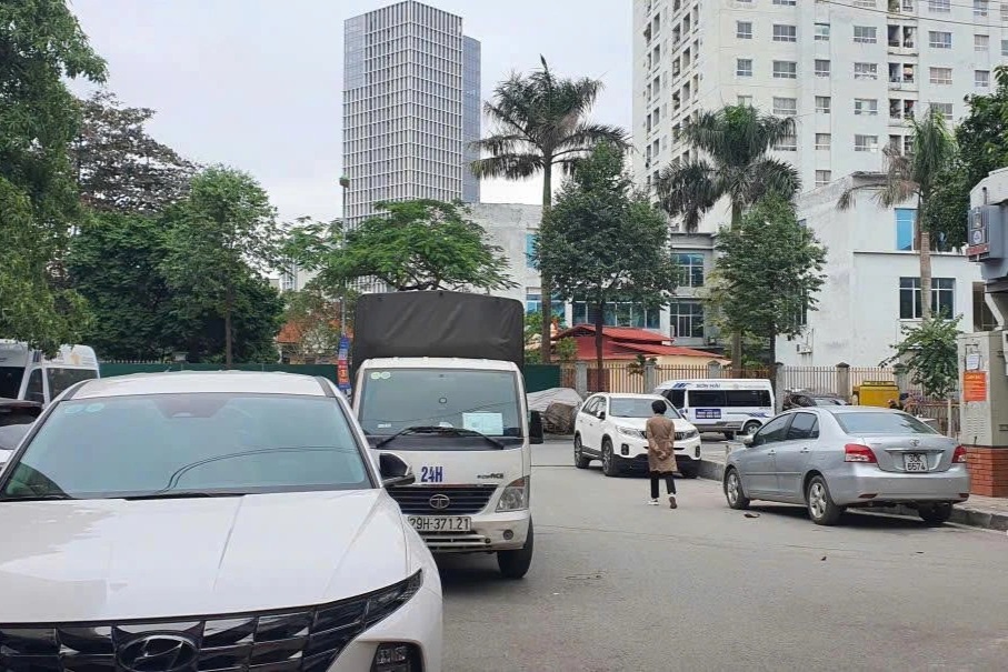 Tài xế ô tô đánh nam thanh niên bất tỉnh trên phố Hà Nội