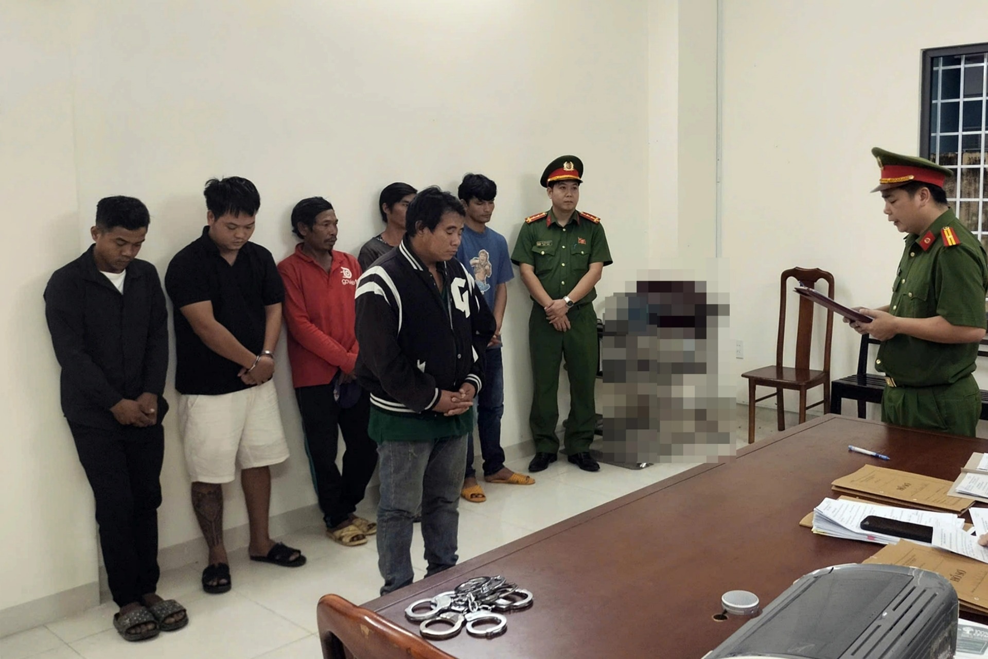 Khởi tố nhóm đối tượng đào xác lợn bệnh đem xẻ thịt bán