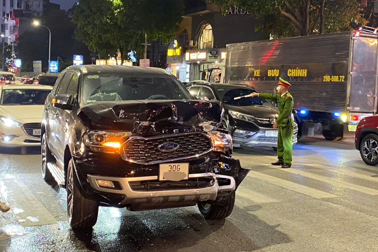 5 phương tiện va chạm liên hoàn trên phố Hà Nội, 2 người bị thương