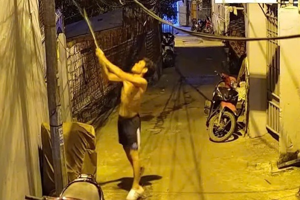 Khởi tố đối tượng đập phá camera an ninh của công an