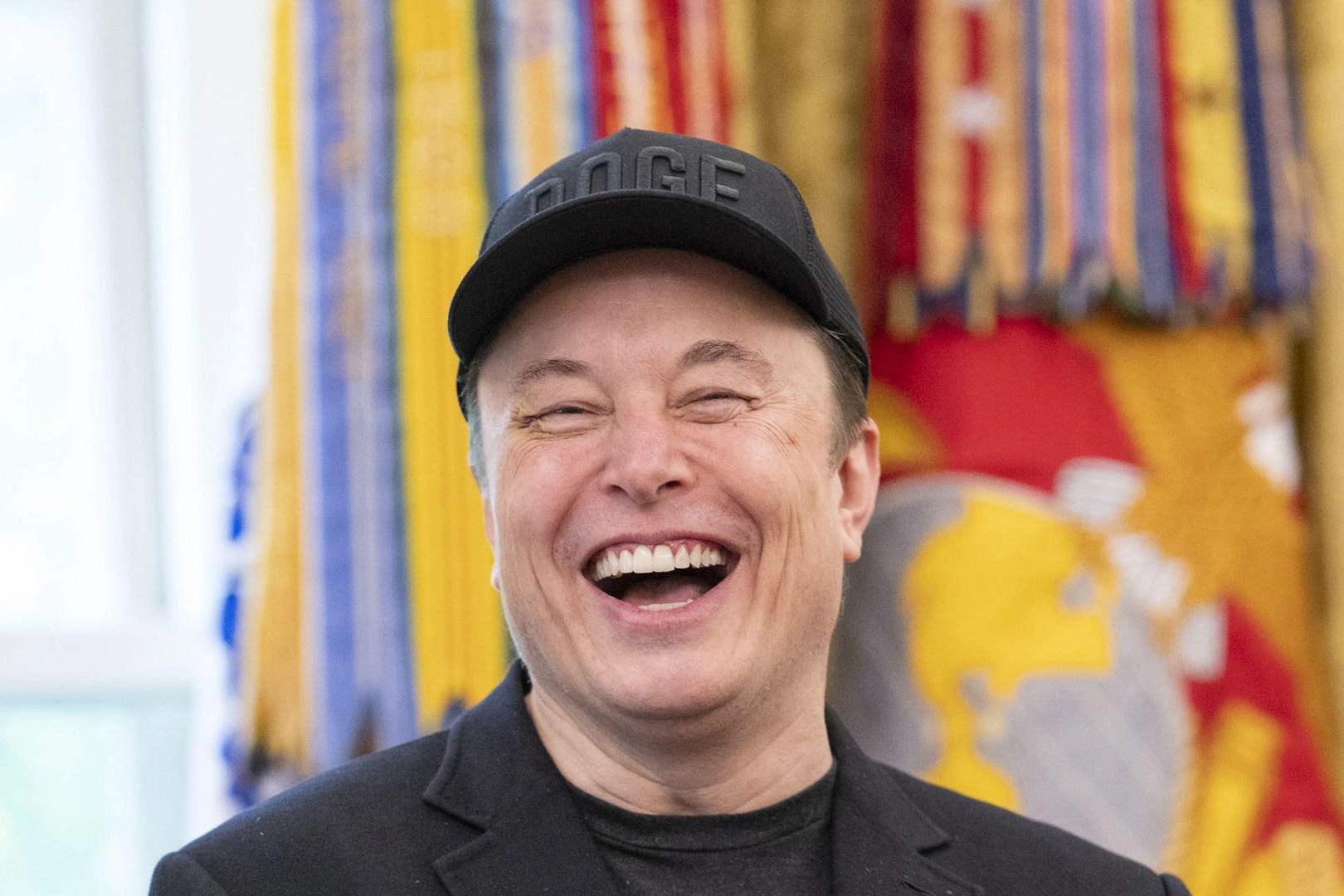 Tỷ phú nhận lương 1 USD: Chiêu bài né thuế đỉnh cao của giới siêu giàu