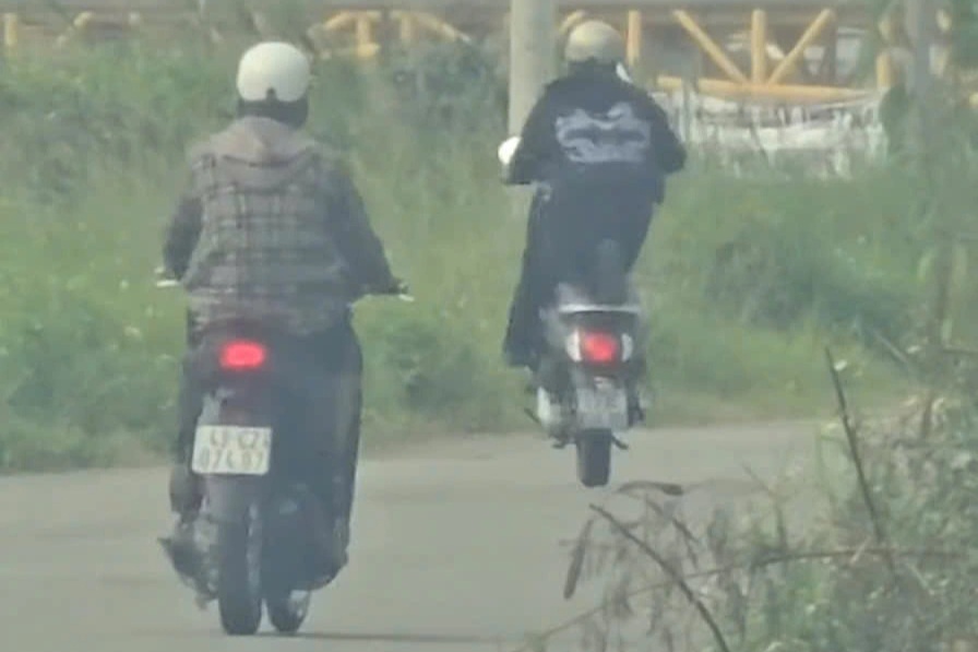 Công an làm việc với 2 thanh niên đi xe máy một bánh