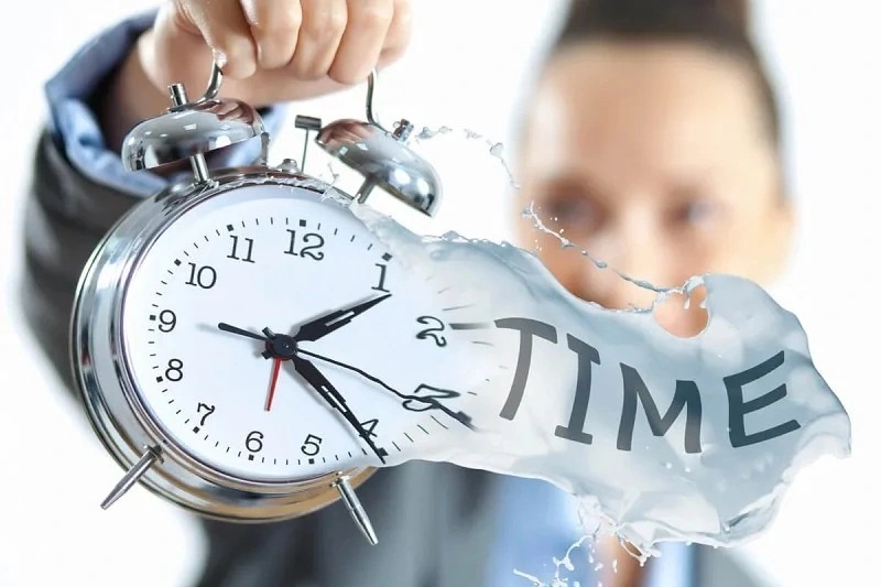 Vì sao càng lớn tuổi chúng ta càng thấy thời gian trôi nhanh?