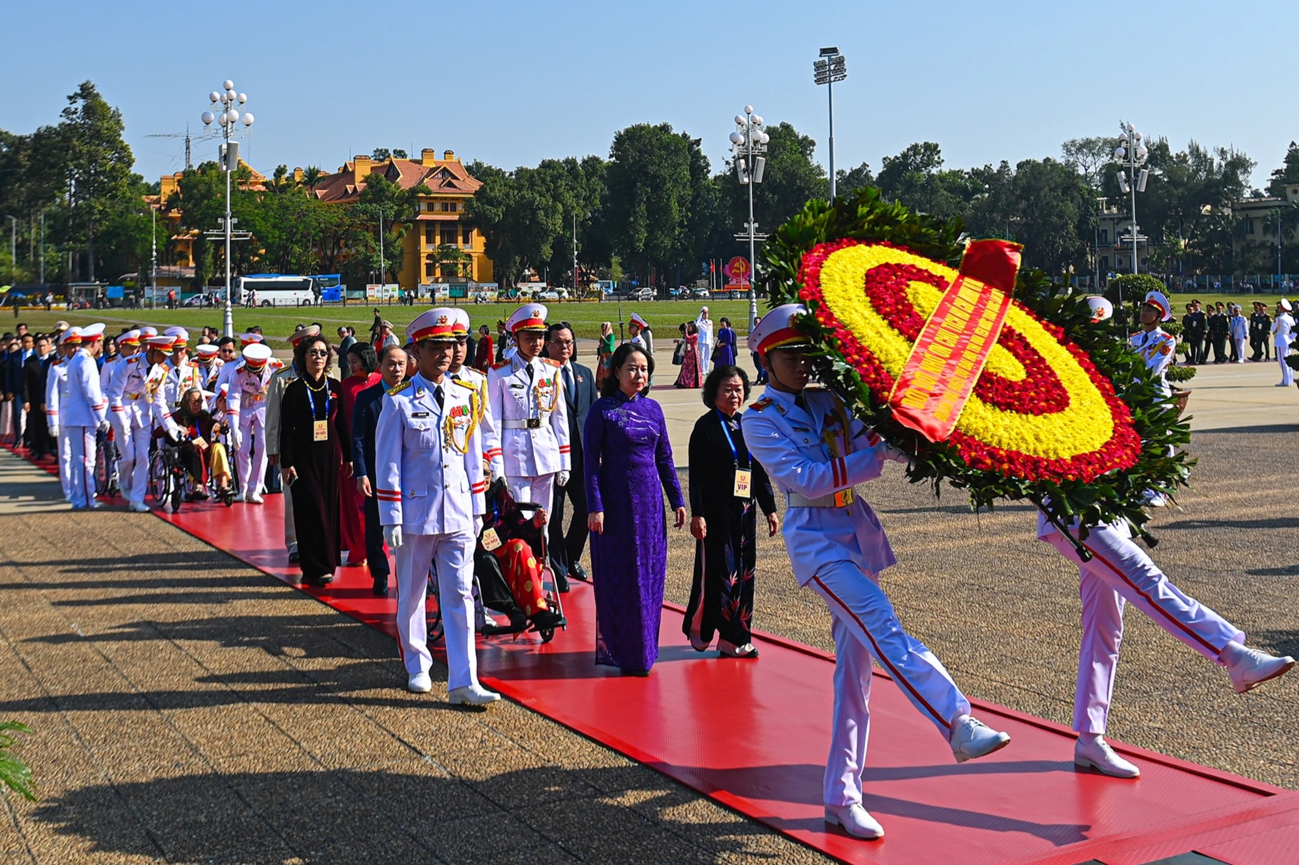 Hơn 2.000 đại biểu Thi đua yêu nước toàn quốc lần thứ XI vào Lăng viếng Bác