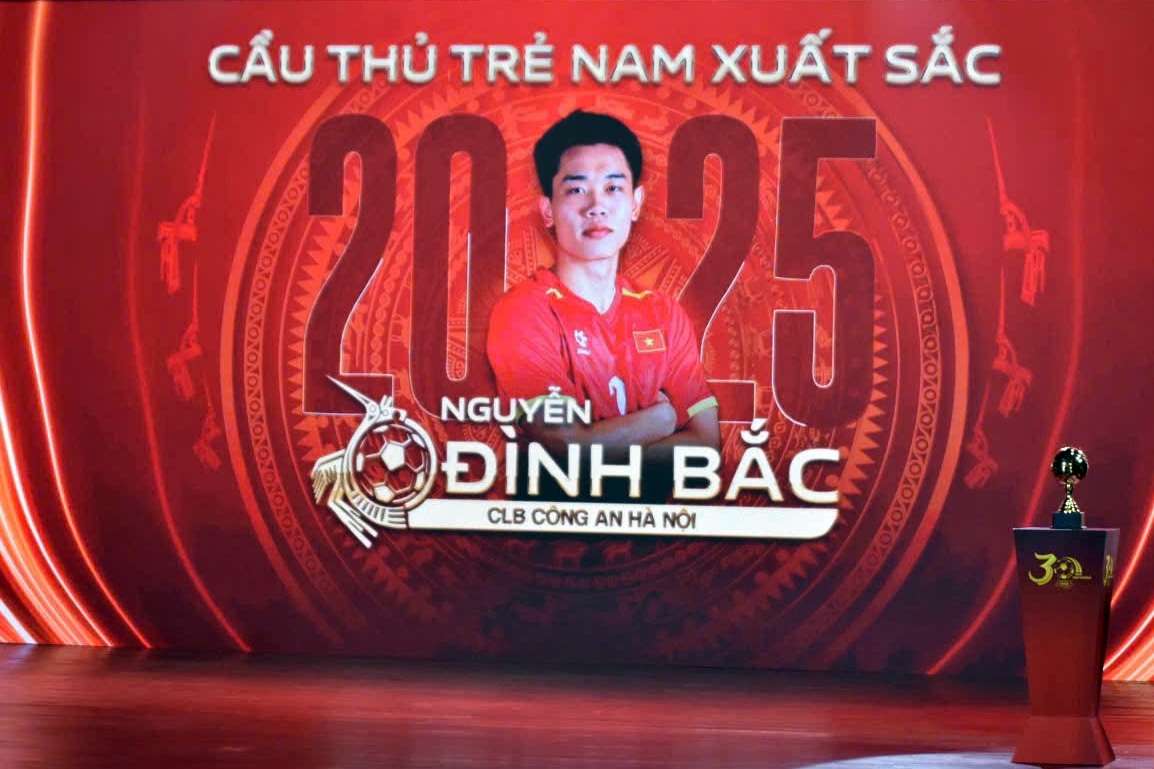 Quả bóng vàng Việt Nam 2025: Đình Bắc nhận giải Cầu thủ trẻ xuất sắc nhất