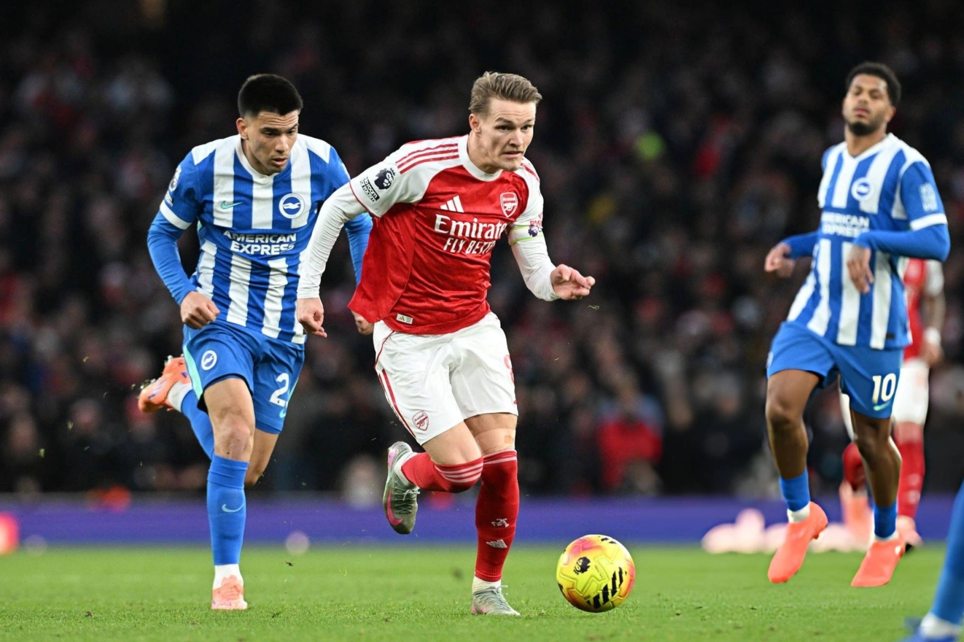 Arsenal hạ Brighton, trở lại ngôi đầu Ngoại hạng Anh