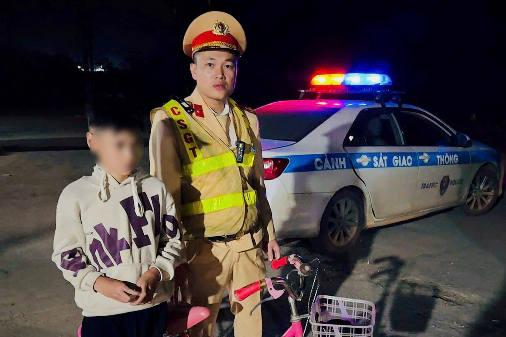 Bé trai 12 tuổi đạp xe đi lạc hơn 15km trong đêm