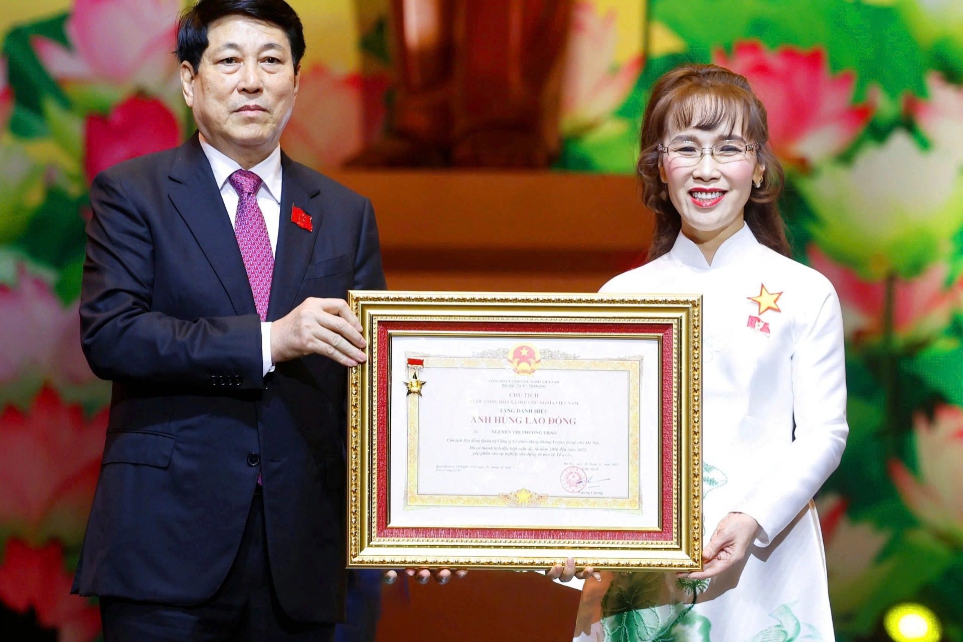 Tiến sĩ Nguyễn Thị Phương Thảo nhận danh hiệu Anh hùng Lao động thời kỳ đổi mới