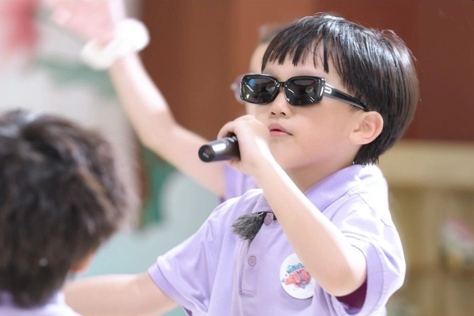 Sao nhí 8 tuổi đối đáp thông minh với câu hỏi về “con nhà người ta”