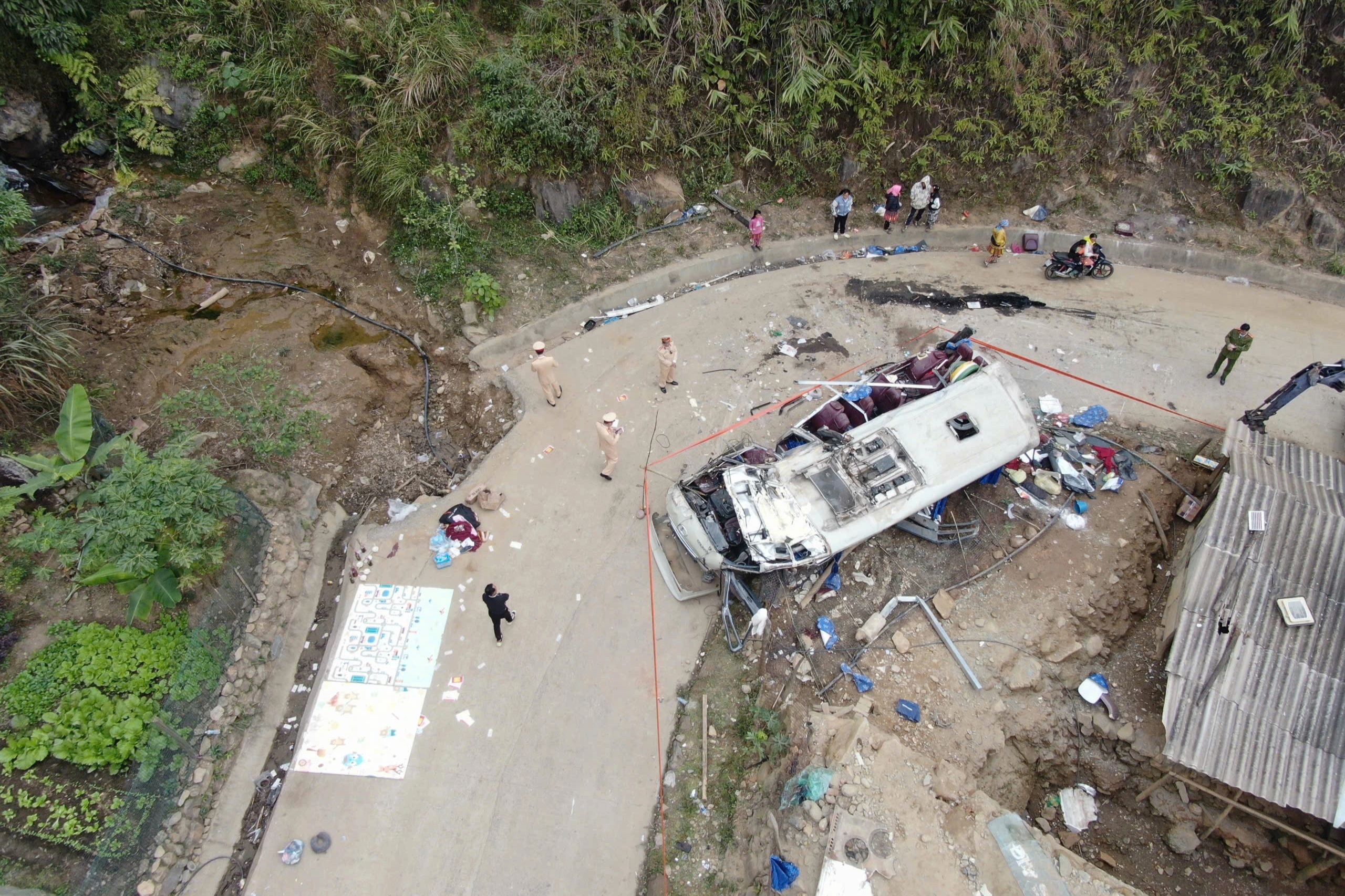 Xe chở đoàn thiện nguyện lật đúng khúc cua tay áo