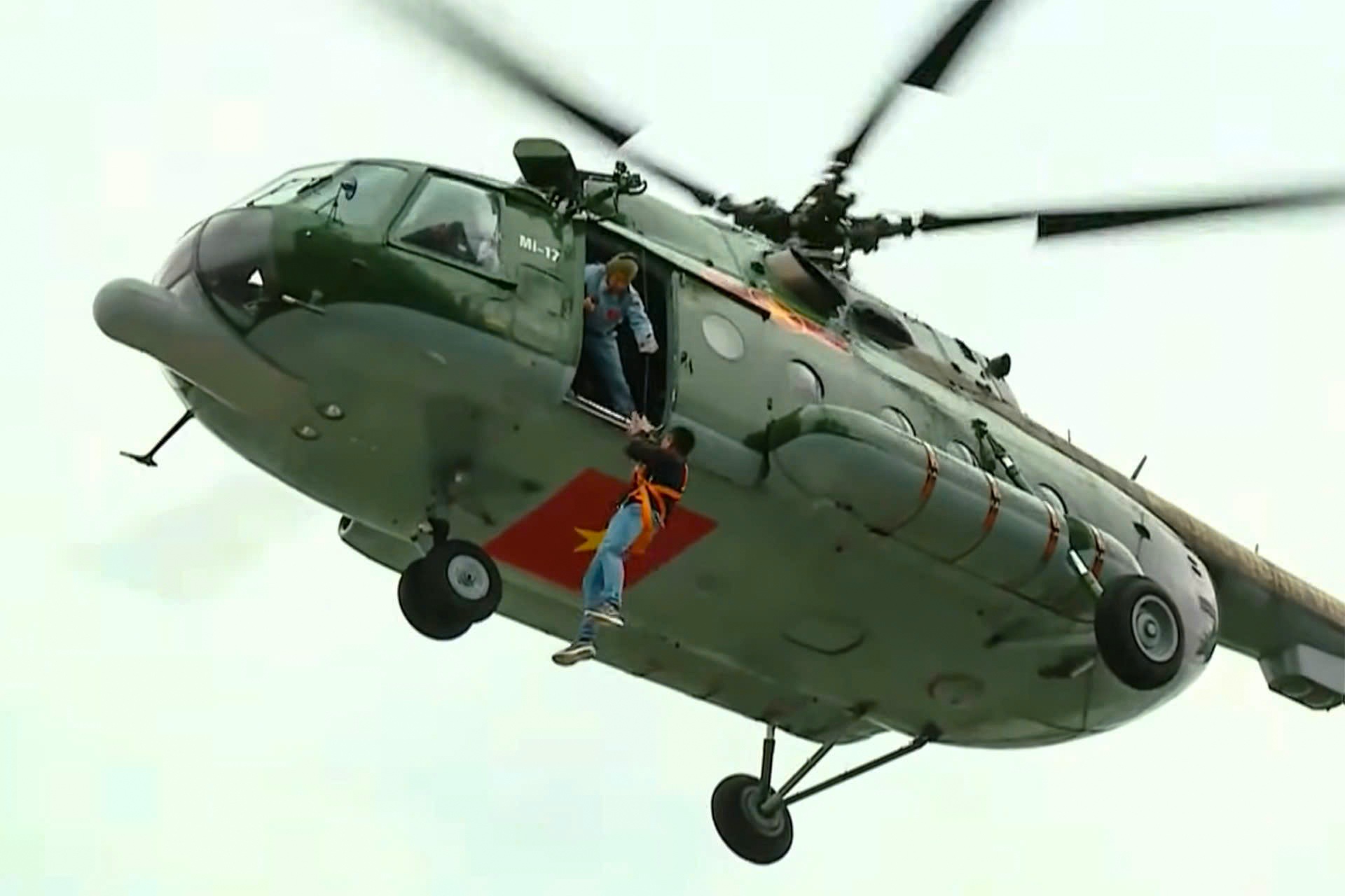 Xem trực thăng, robot diễn tập tìm kiếm cứu nạn tại Hà Nội