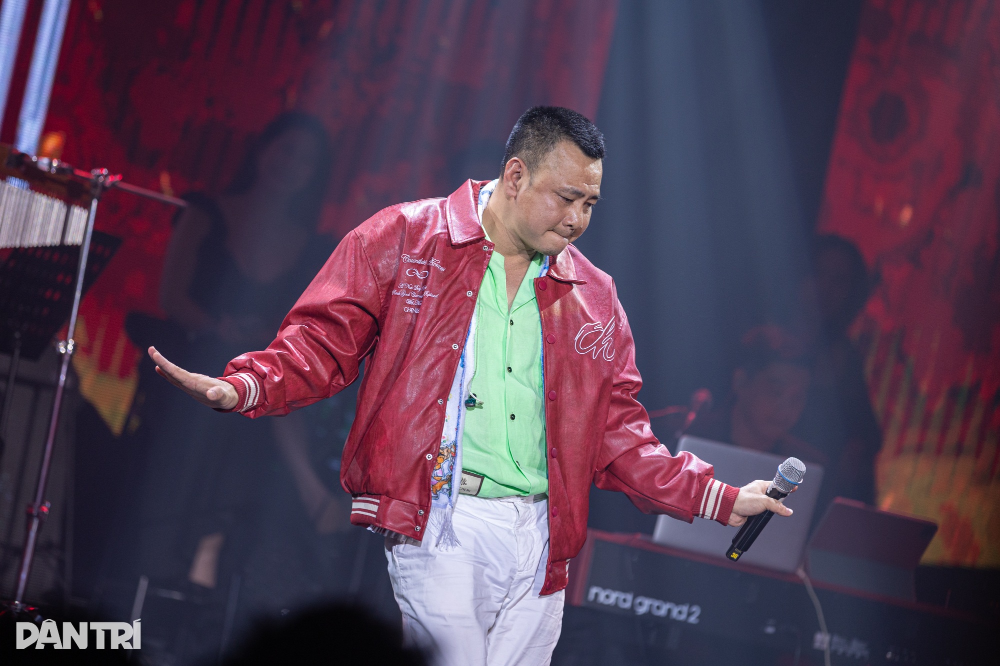 NSND Tự Long hát nhạc chế hài hước khiến khán giả bật cười