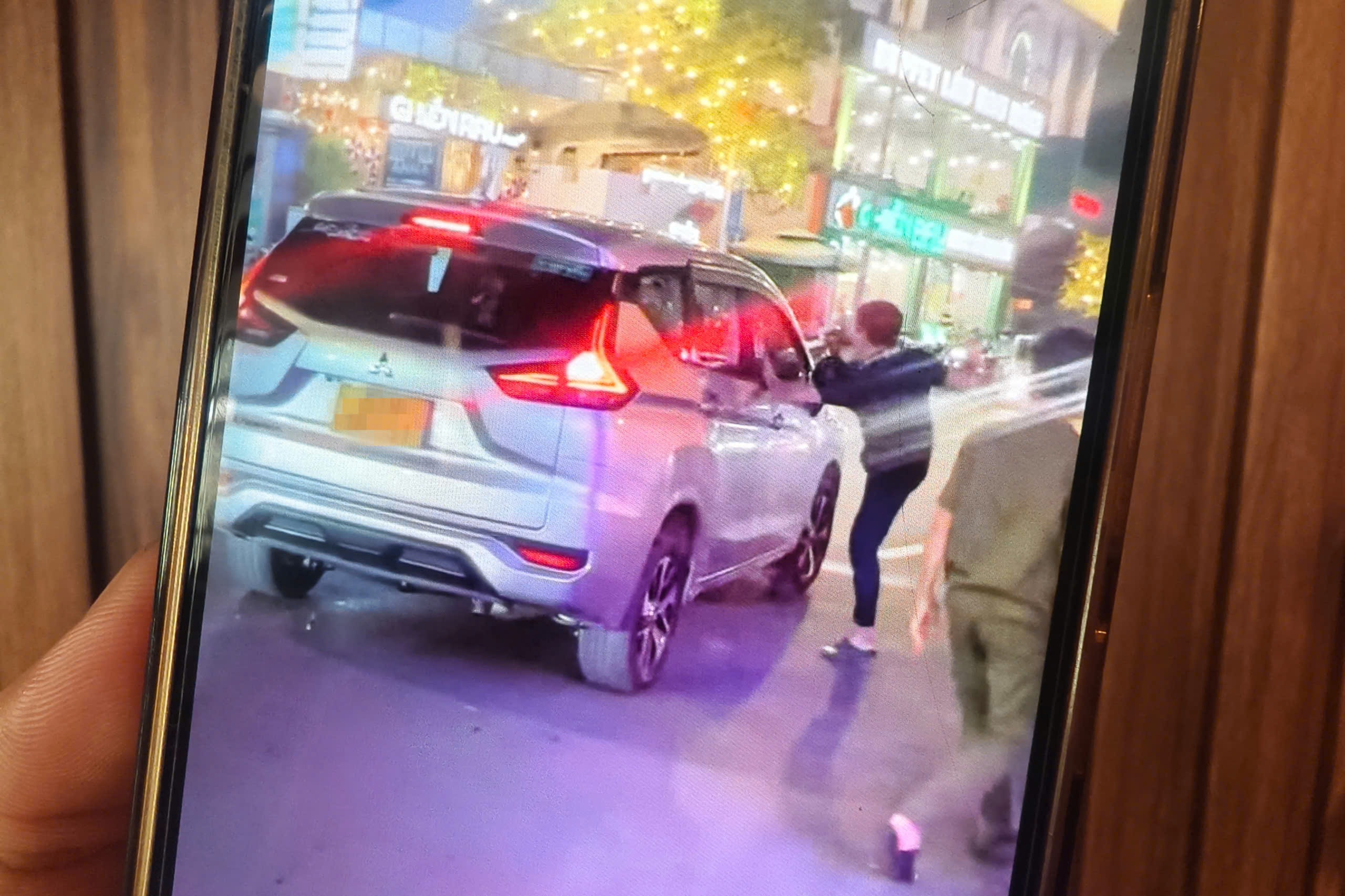 Yêu cầu tiền vệ sinh, tài xế taxi ở TPHCM bị khách đập phá xe