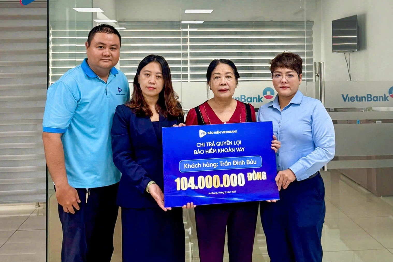 Khách hàng vay vốn ngân hàng được VBI An Giang chi trả hơn 100 triệu đồng bảo hiểm