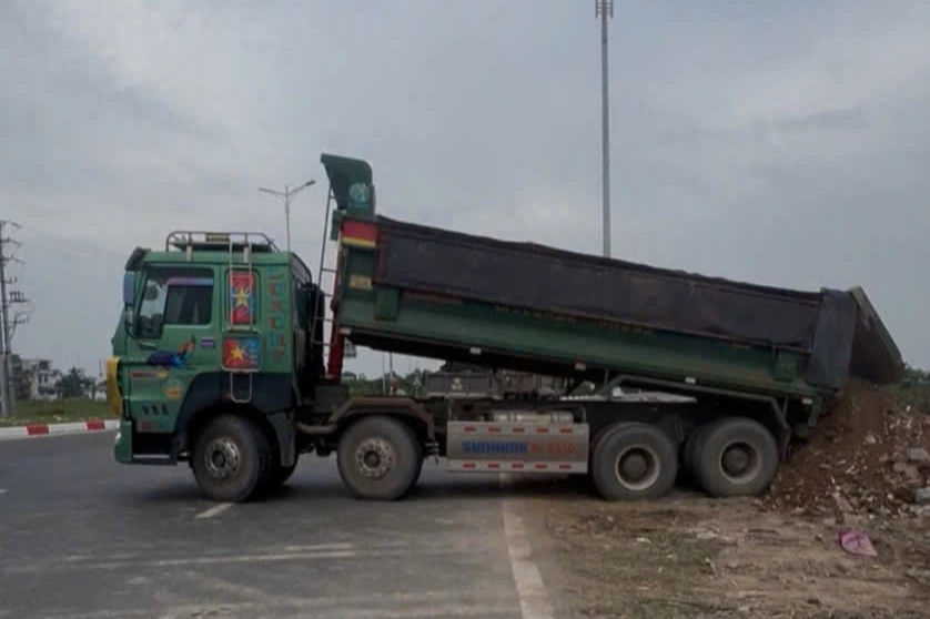 Khởi tố người đàn ông thuê xe tải đổ chất thải rắn ra môi trường