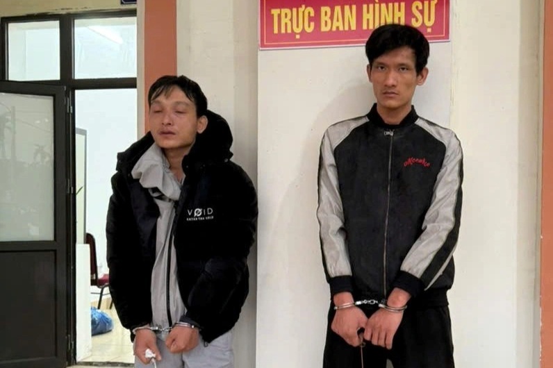 Em cướp điện thoại rồi đưa anh họ mang đi bán