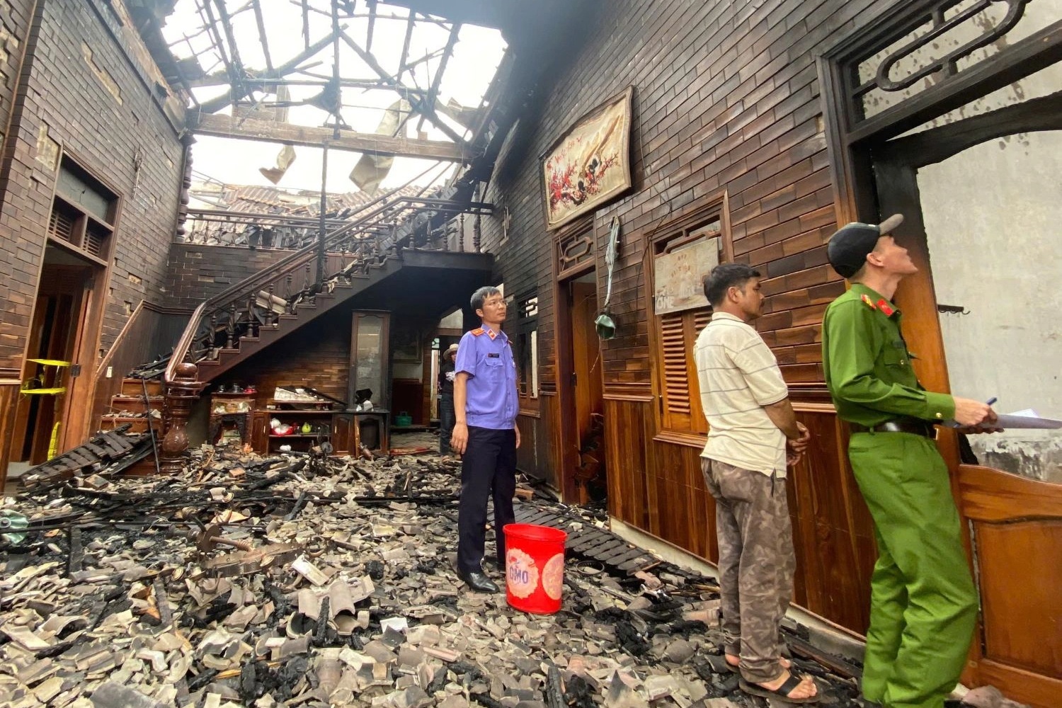 Nghi án con phóng hỏa đốt nhà, bố phát trực tiếp lên mạng xã hội