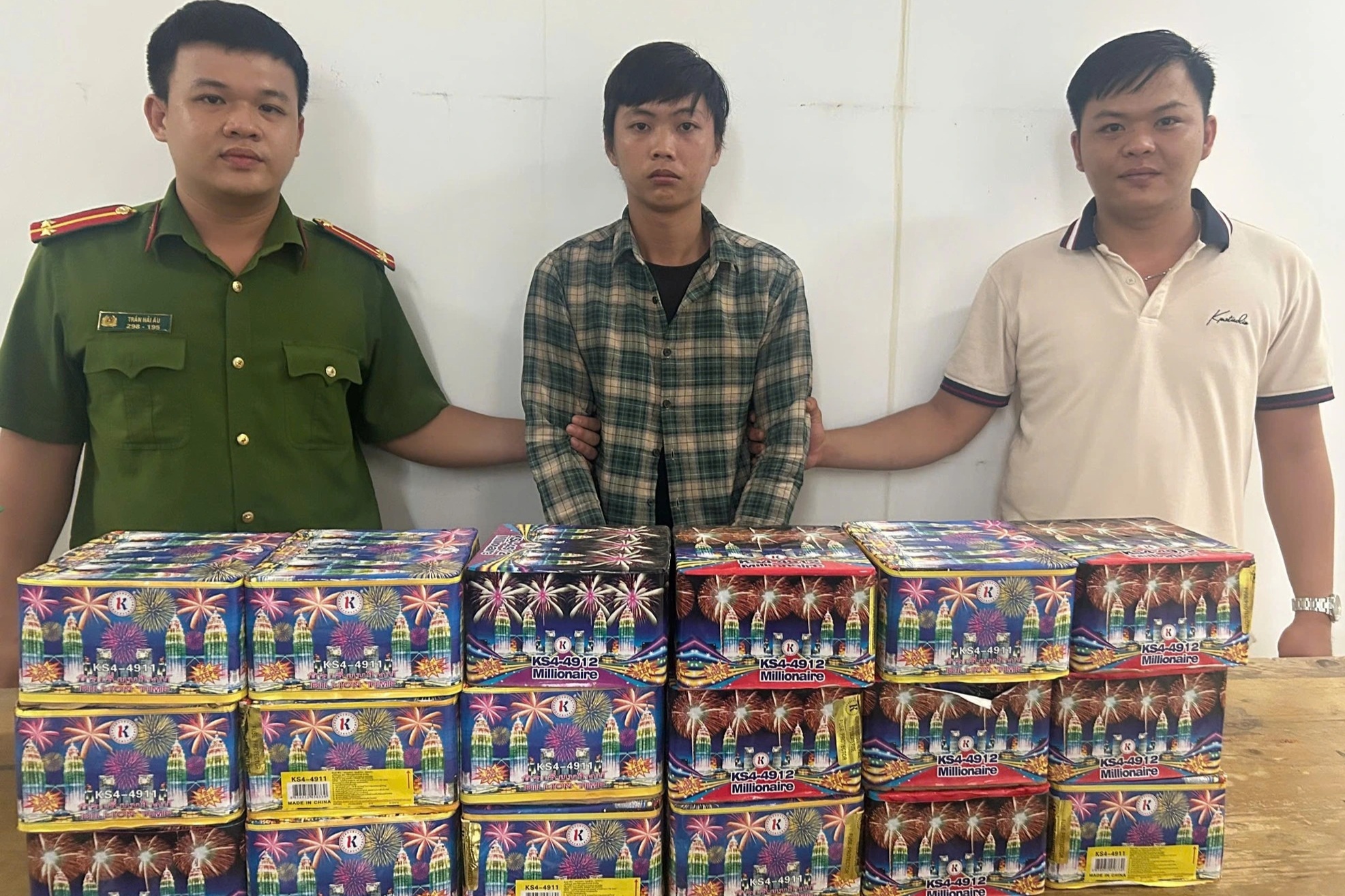 Buôn pháo nổ dịp cận Tết, 2 người bị bắt ở TPHCM