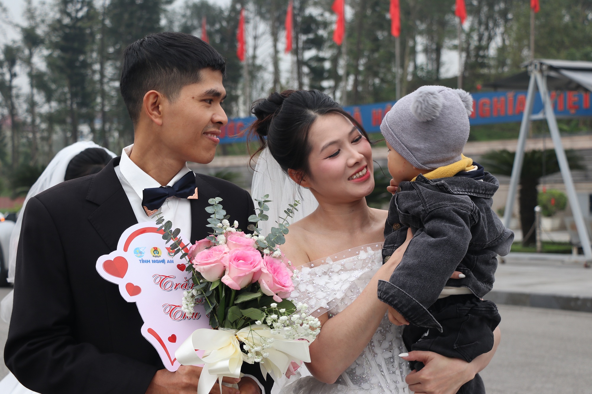 Nhiều cặp đôi công nhân rơi nước mắt trong đám cưới mơ ước