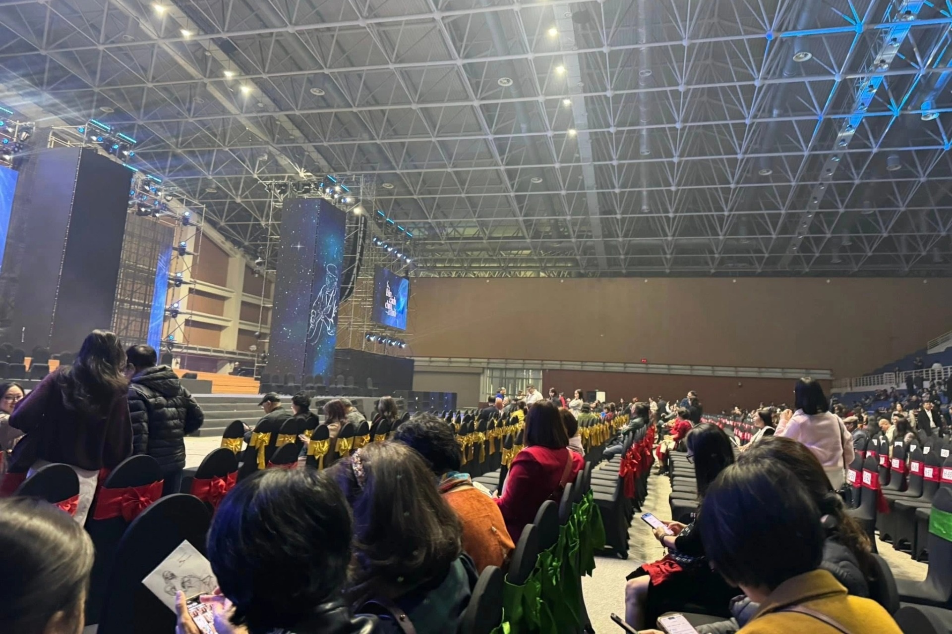 Khán giả bức xúc vì bỏ 13 triệu đồng đi xem ca nhạc nhưng bị hoãn phút chót