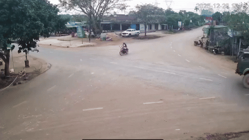 Clip ô tô tải tông xe máy rồi lao vào nhà dân khiến nhiều người thương vong