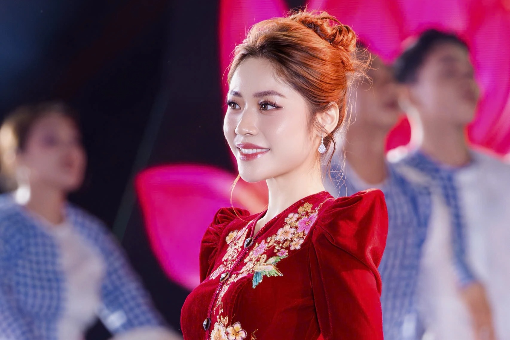 Hoa hậu Đại dương Thanh Thảo diện áo bà ba diễn vedette