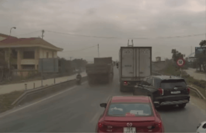 Lái xe tải và tài xế ô tô bán tải vượt ẩu, mỗi người bị phạt 5 triệu đồng