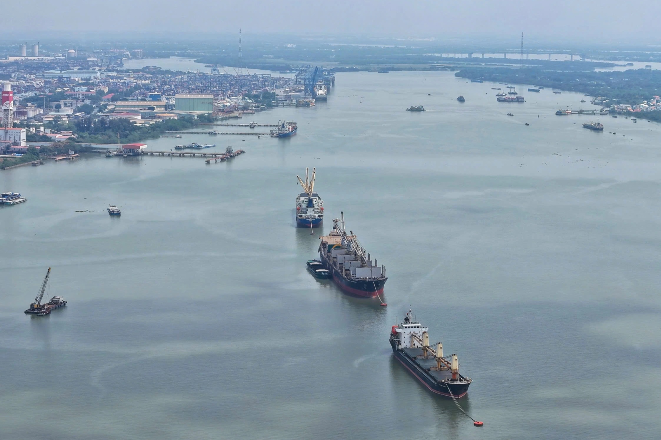 Cảng biển TPHCM quá tải, tàu hàng phải neo chờ giữa sông