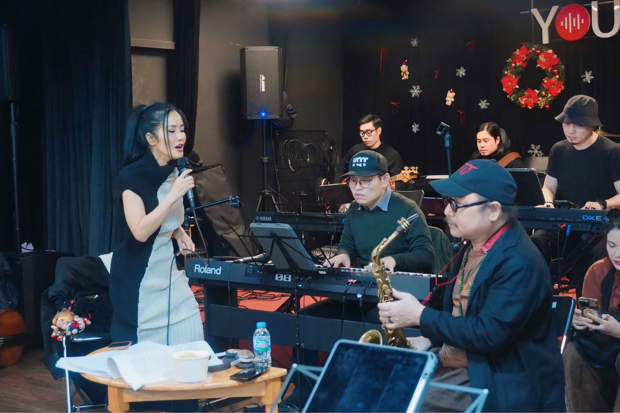 Vụ "Về đây bốn cánh chim trời": Việc cấp phép, huỷ show ở Việt Nam thế nào?