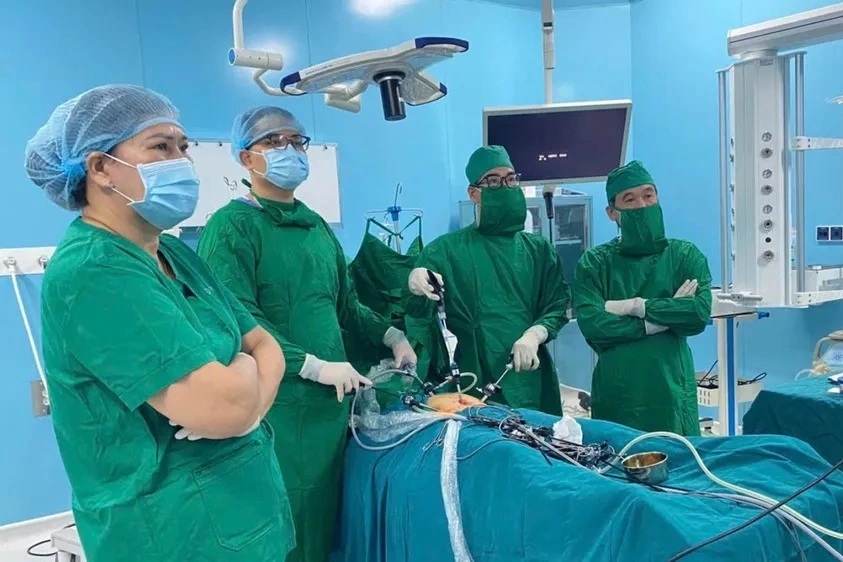 Không phải vào đất liền, du khách và người dân được phẫu thuật tại Côn Đảo