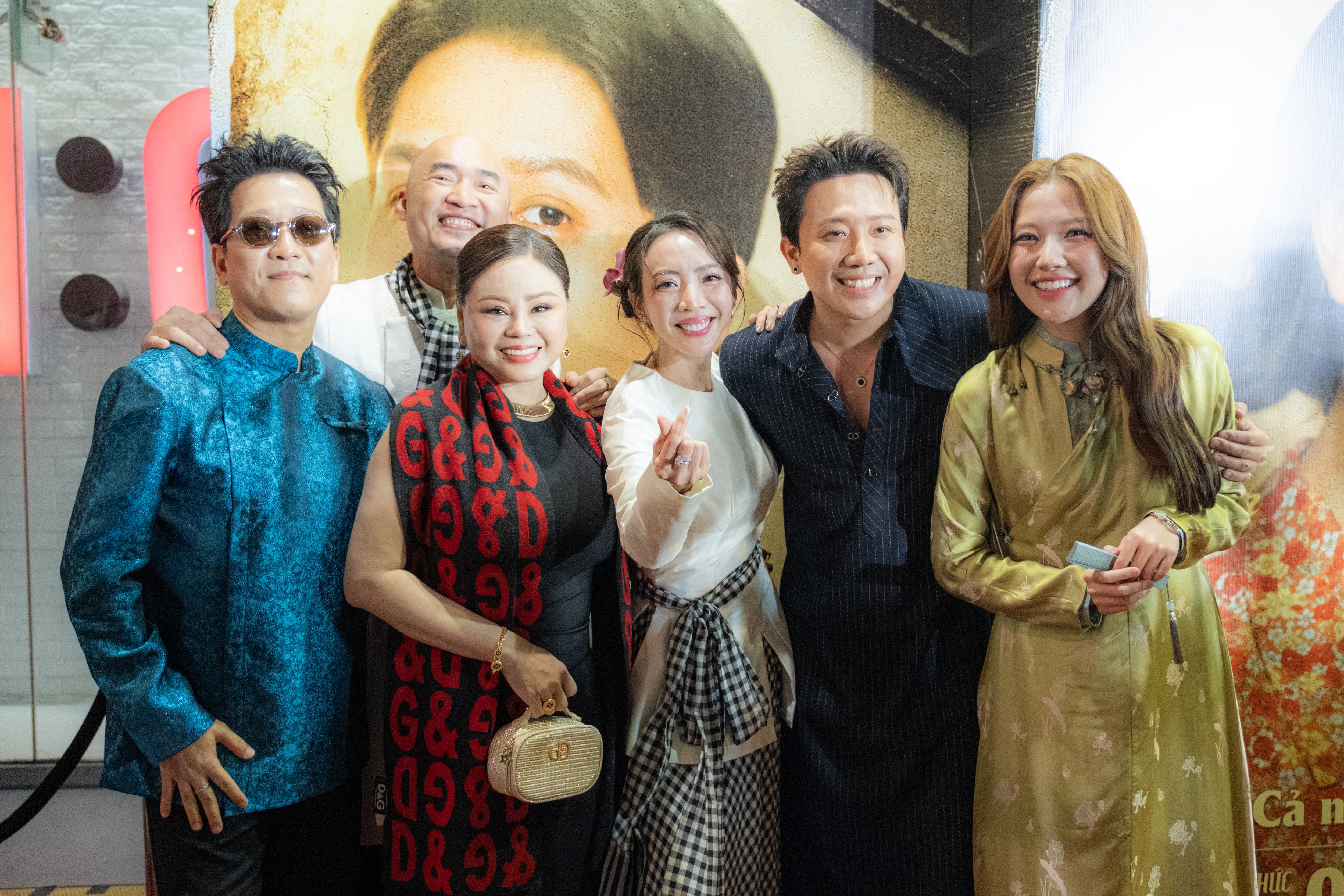 Trấn Thành, Trường Giang đến chúc mừng Thu Trang giữa tranh luận phòng vé