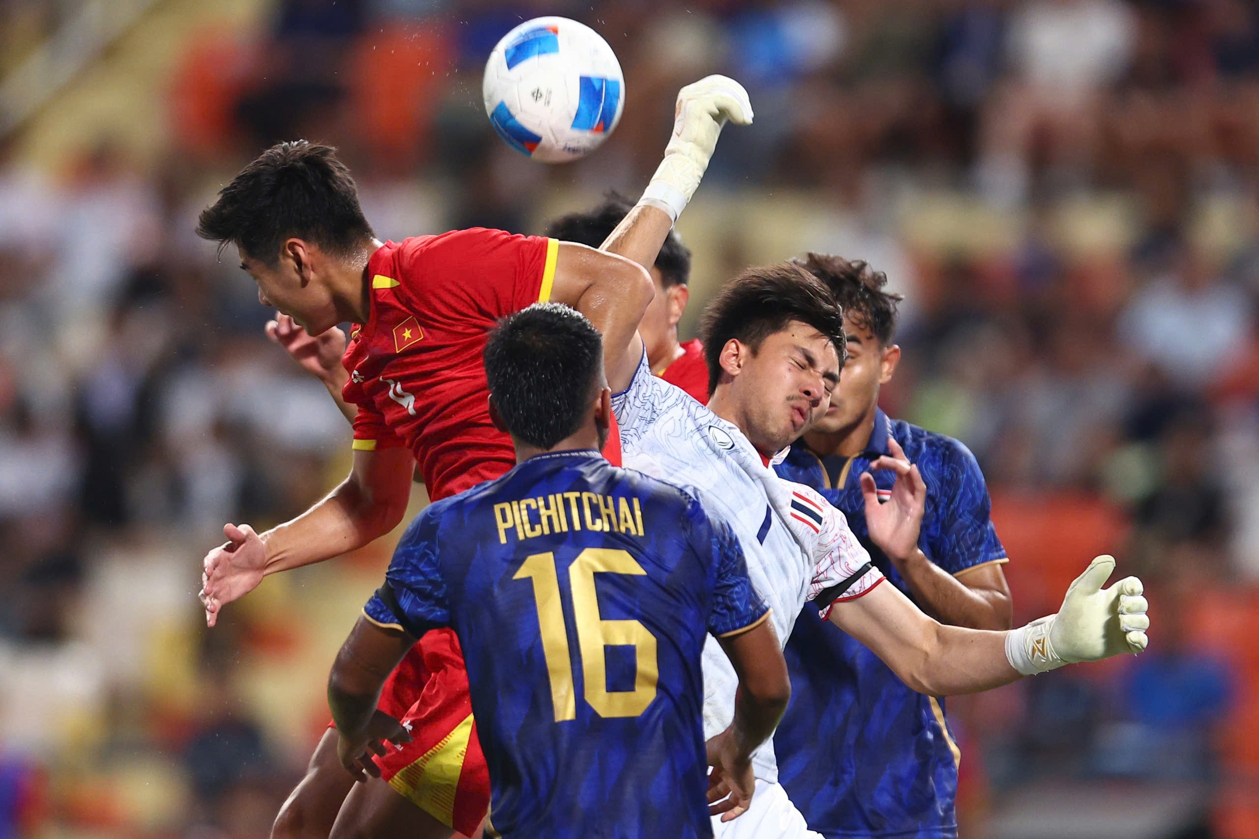 Bi kịch của bóng đá Thái Lan: Nỗi ám ảnh mang tên bóng đá Việt Nam