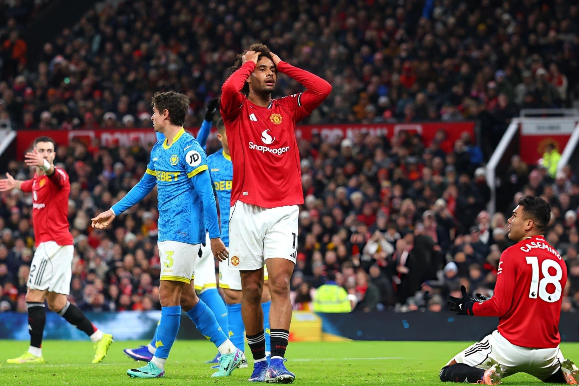 Man Utd hòa đội bét bảng, Chelsea tiếp tục bộ mặt thất thường