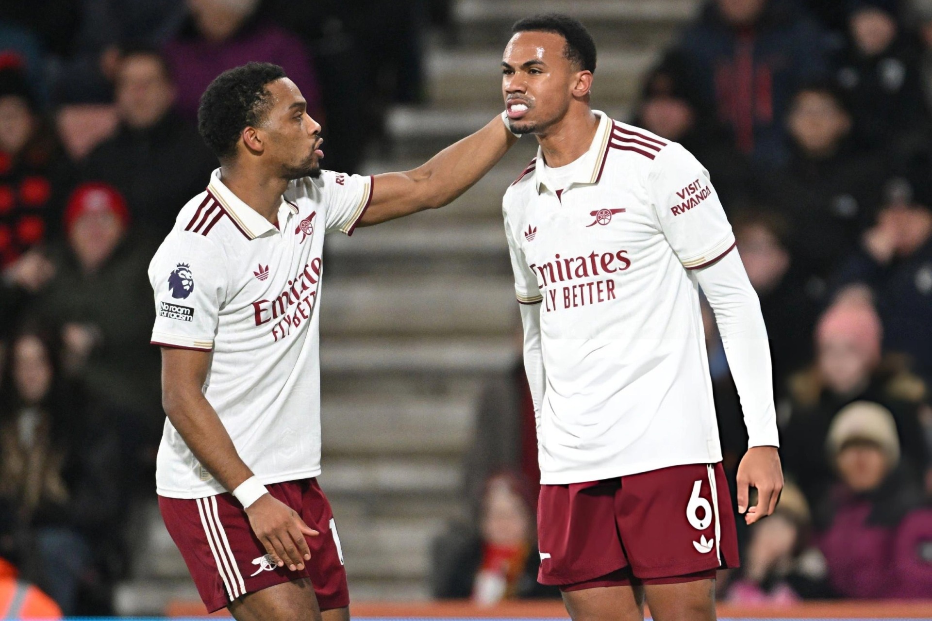 Arsenal gia tăng khoảng cách với Man City lên 7 điểm
