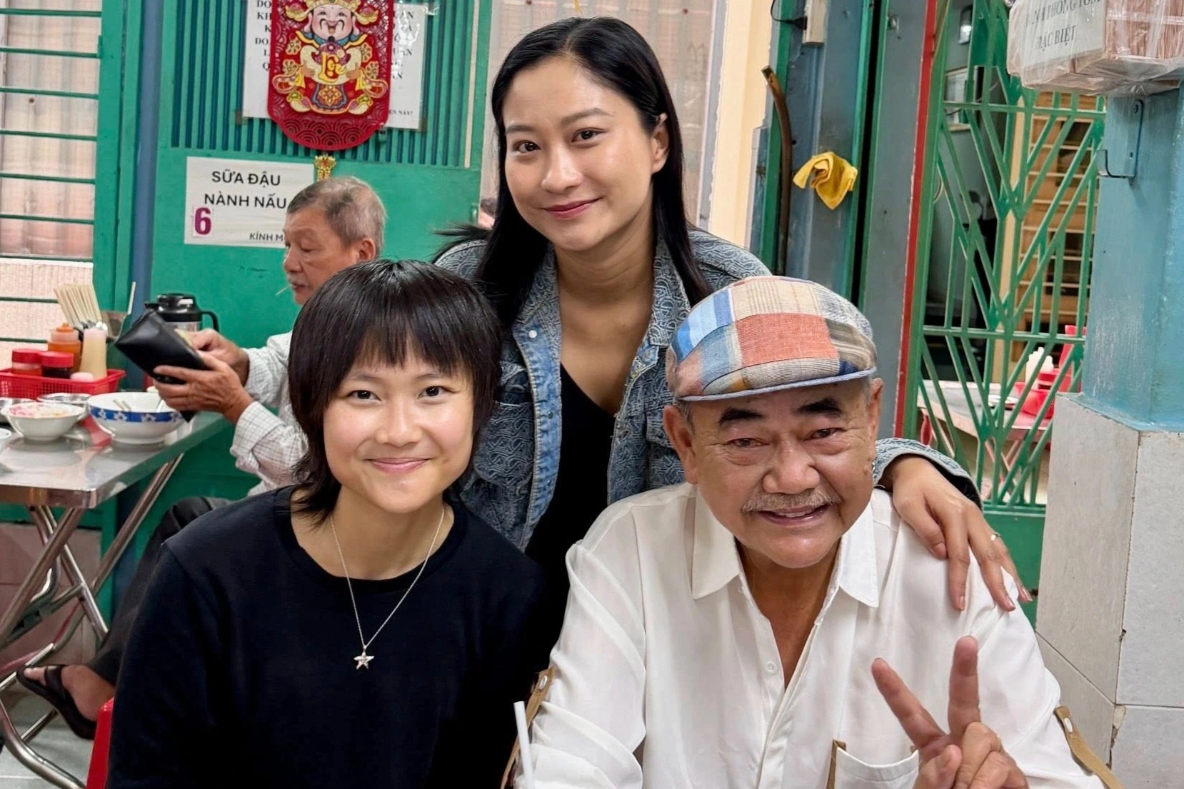 NSND Việt Anh U70 bên vợ kém 36 tuổi, đoàn tụ con gái sau nhiều năm xa cách