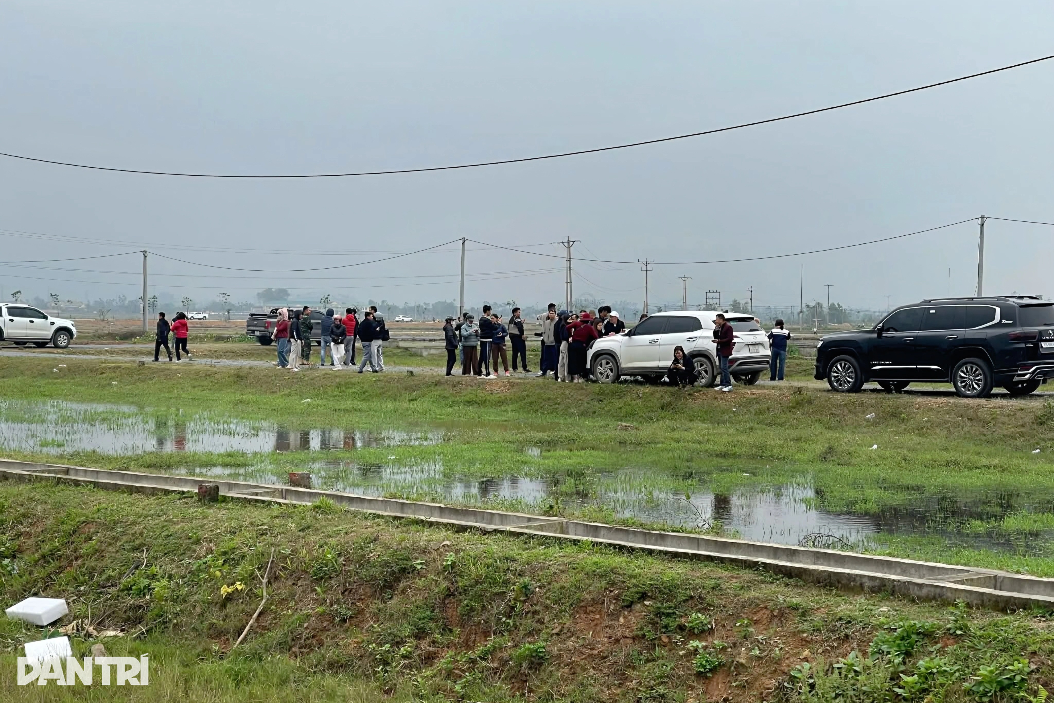 Ô tô, người nườm nượp đi mua đất sau thông tin đề xuất khu công nghiệp
