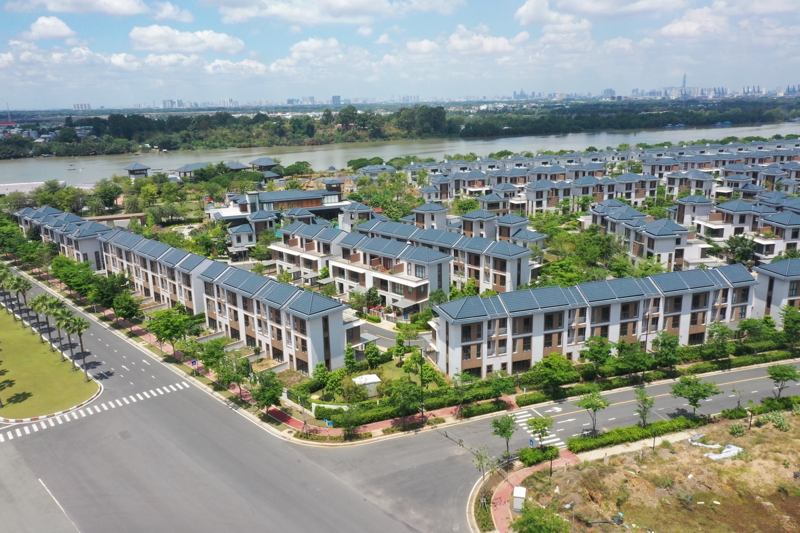 Một đại gia bất động sản chốt bán 2 khu đất, thu gần 3.000 tỷ đồng