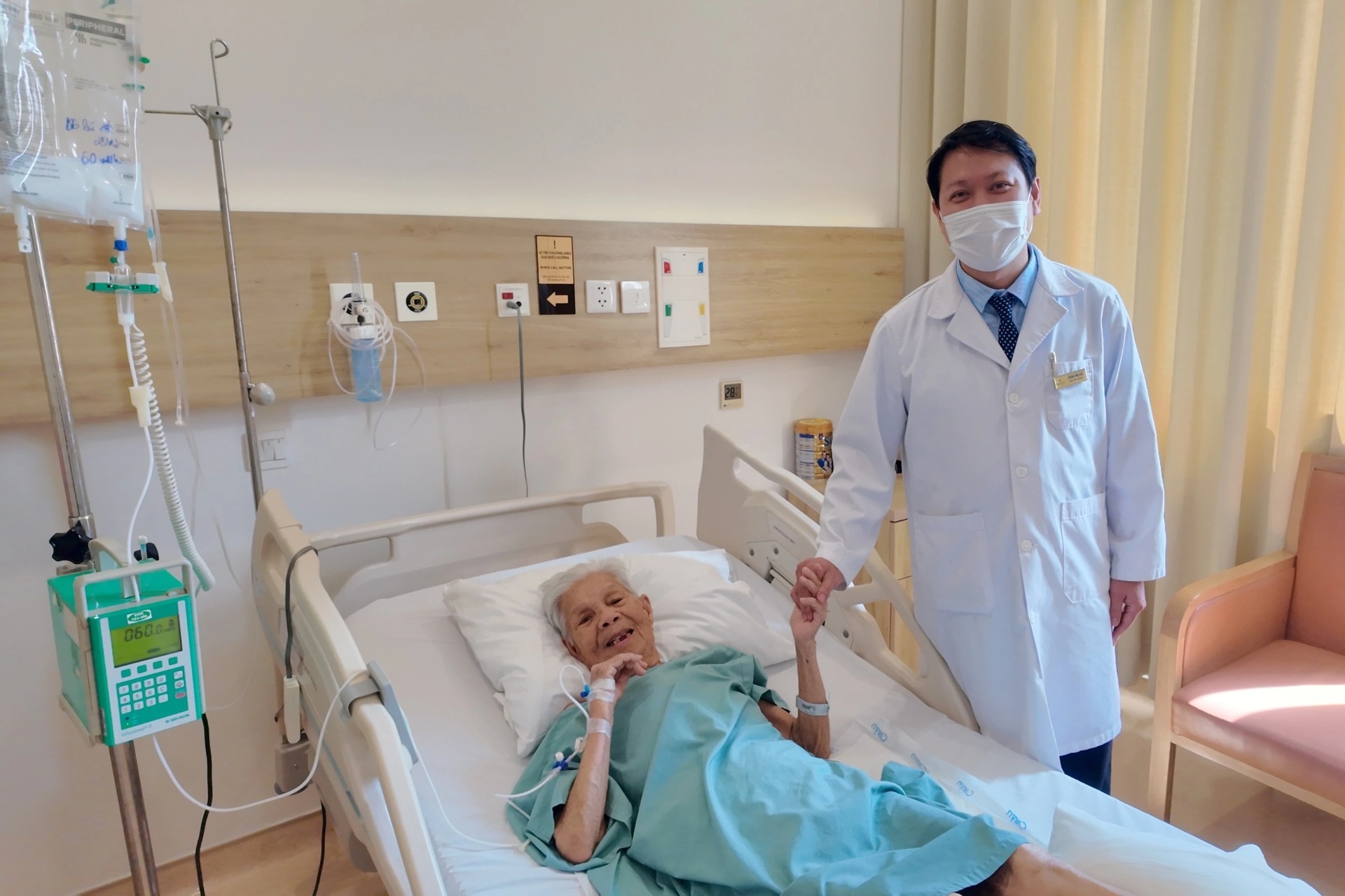 Cụ bà 88 tuổi ung thư dạ dày giai đoạn muộn hồi phục ngoạn mục sau phẫu thuật