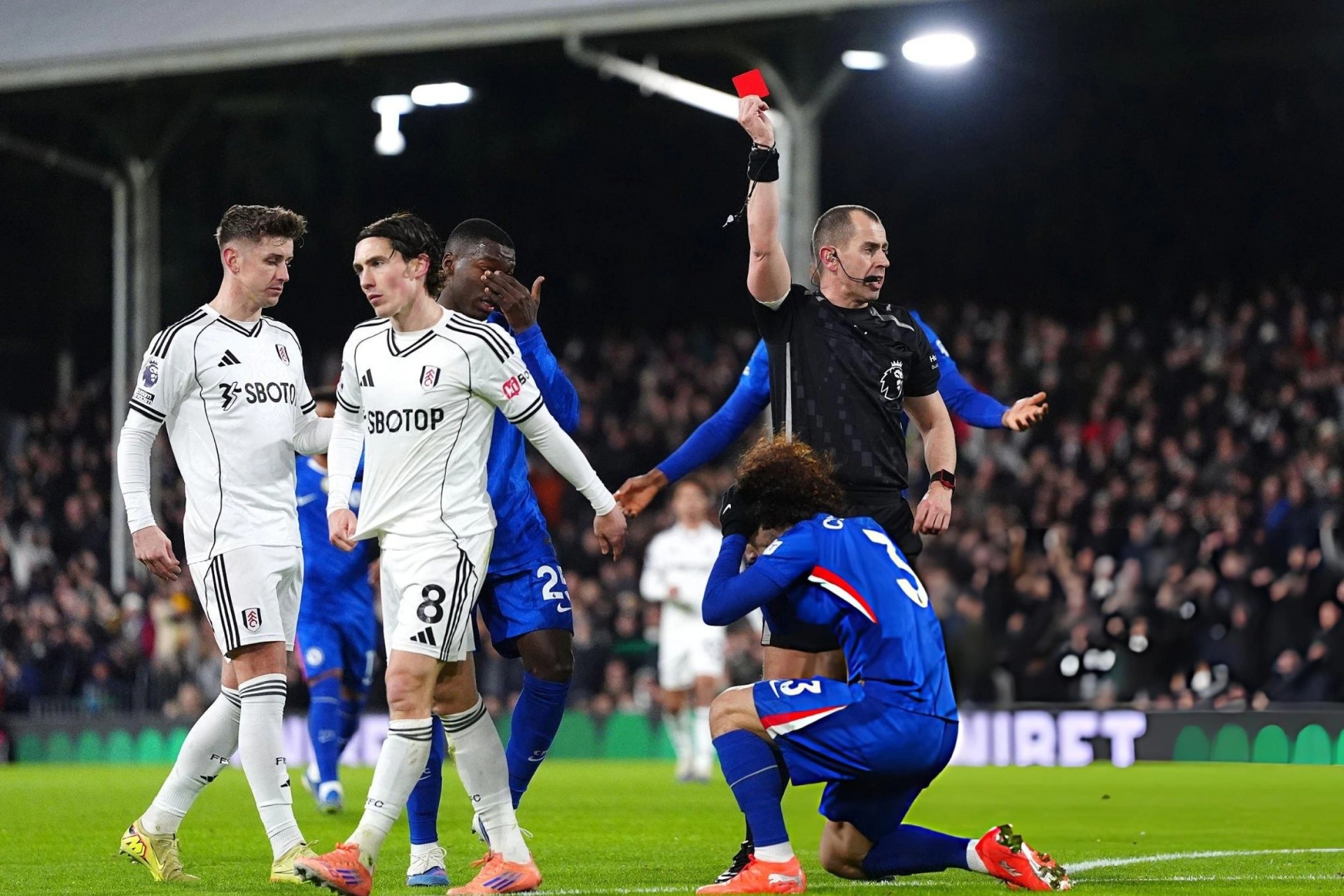 Cucurella bị đuổi sớm, Chelsea gục ngã trước Fulham