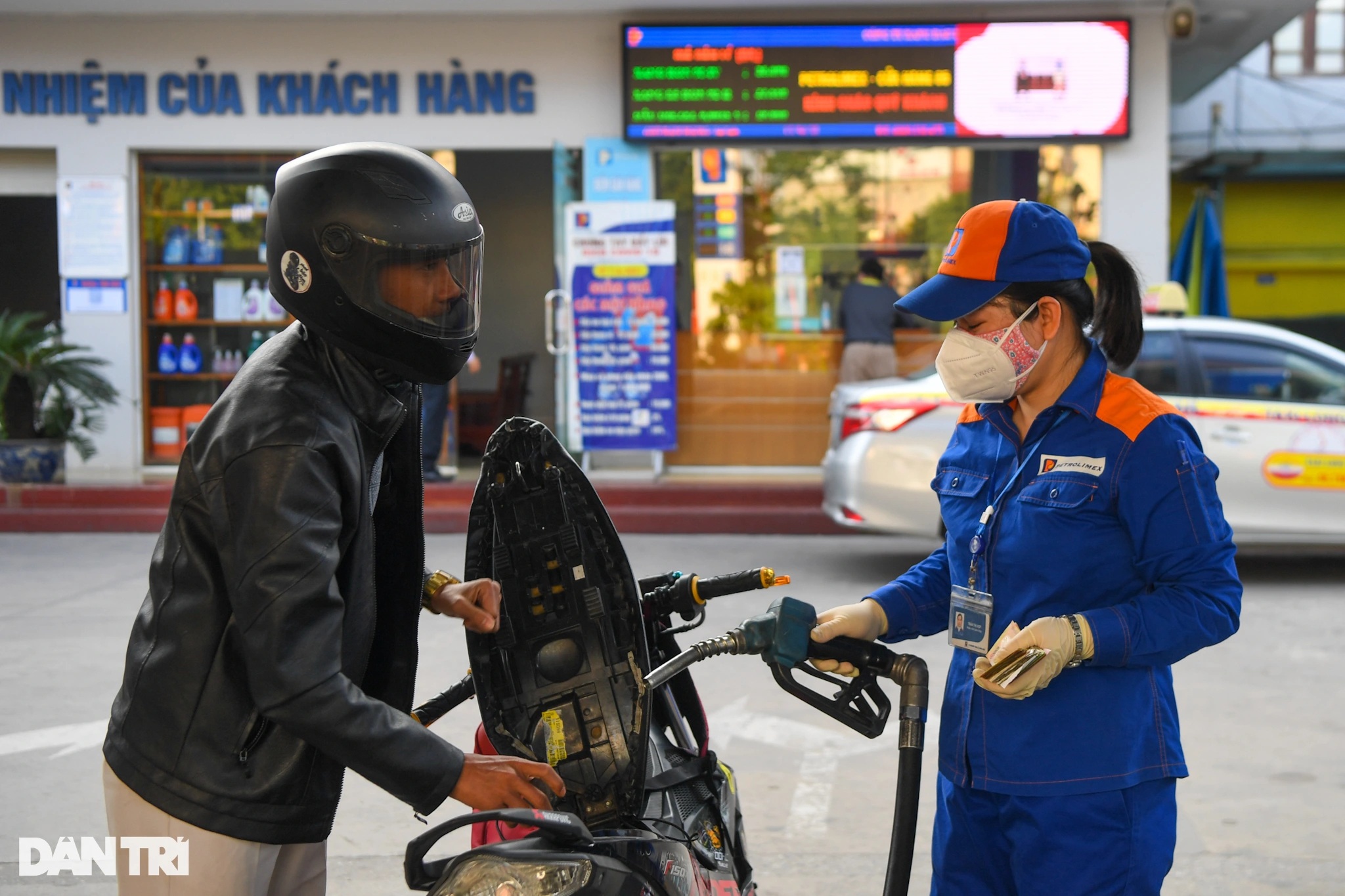 Giá xăng Việt Nam giảm sâu, rẻ nhất trong 5 nước lân cận