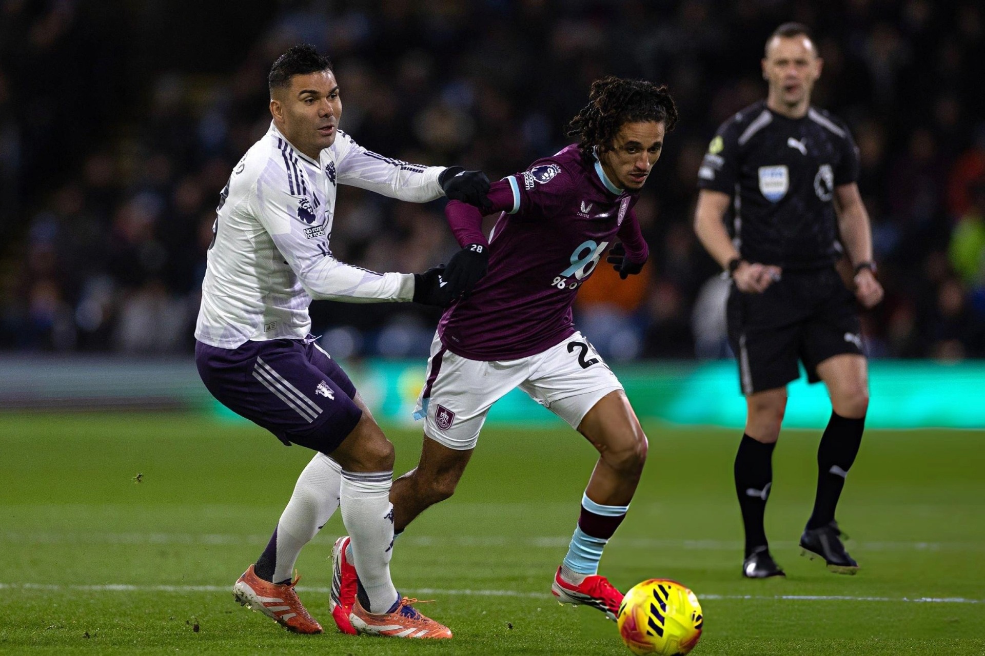 Sesko lập cú đúp, Man Utd đánh rơi chiến thắng trước Burnley