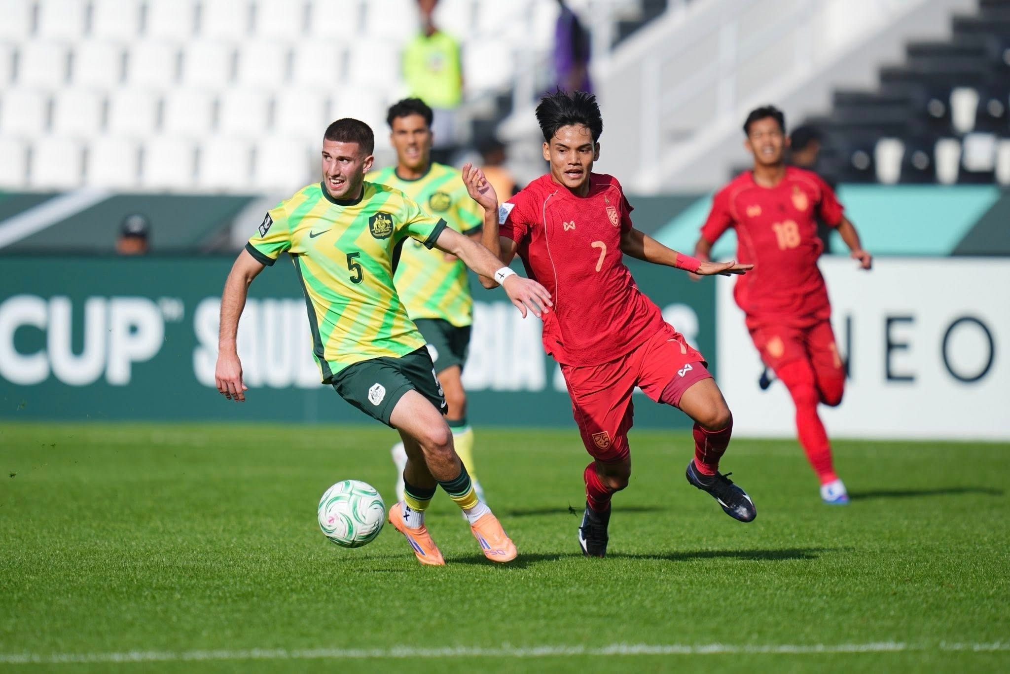 Cổ động viên Thái Lan chỉ trích đội nhà, ủng hộ U23 Việt Nam