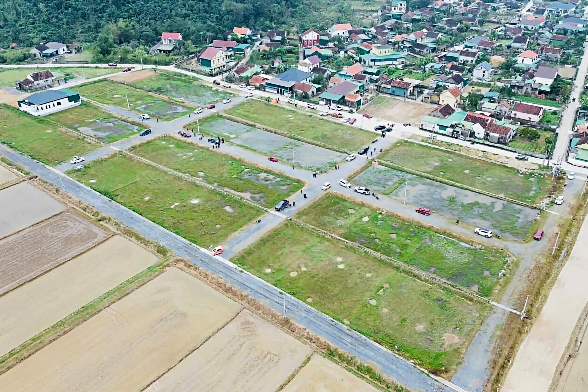 Cảnh khác thường nơi ô tô, dòng người từng nườm nượp đi mua đất ở Nghệ An